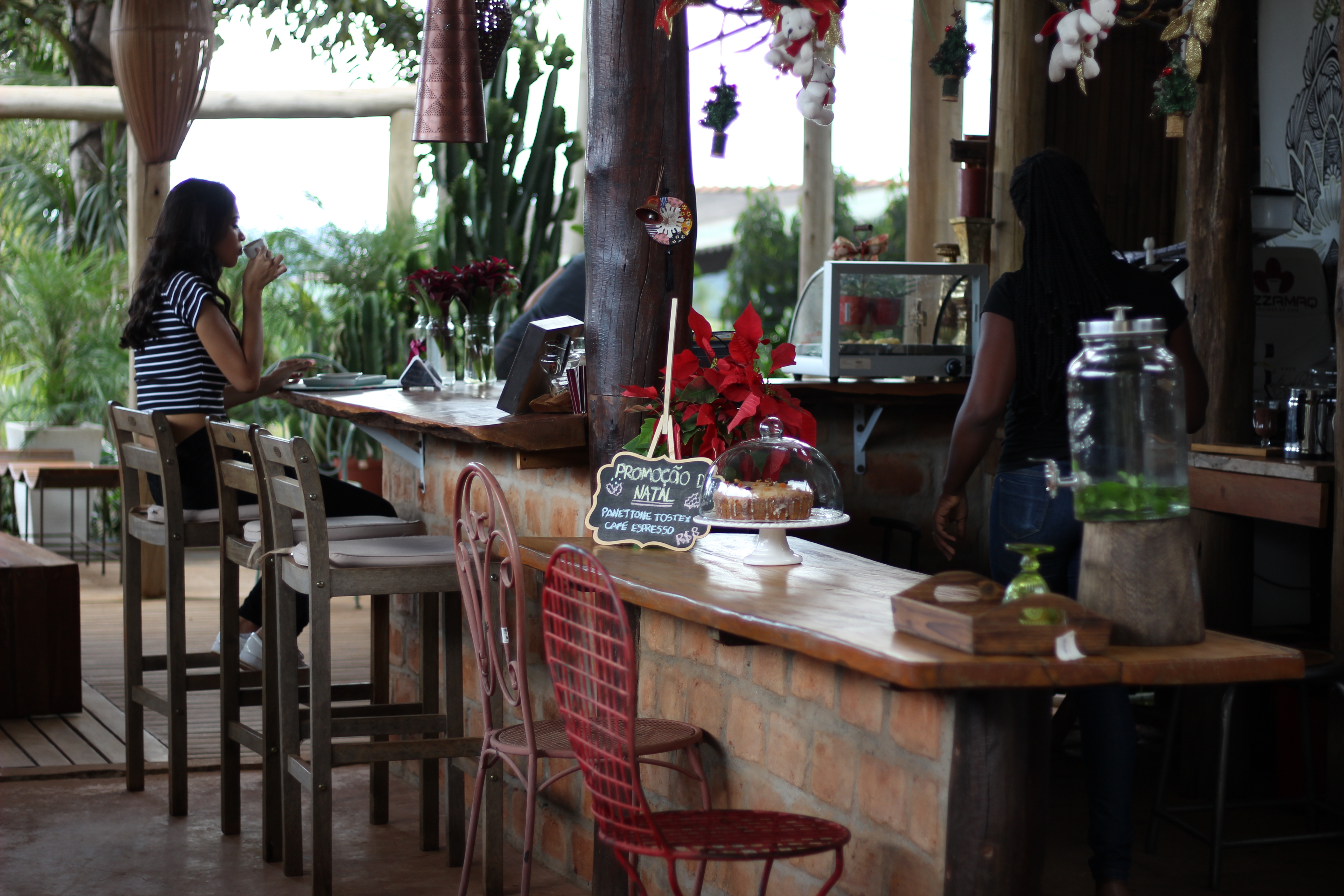 Ambiente cheio de natureza no Café D Coração em Goiânia | Foto: Luísa Gomes/Mais Cinco