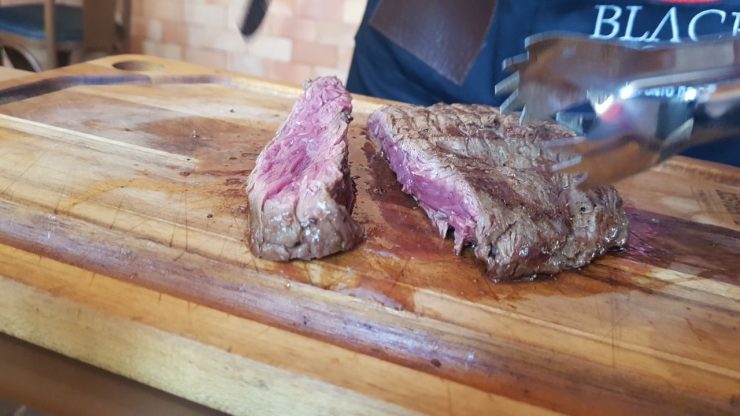 Uma das poucas carnes que chegou à mesa com ponto correto | Foto: Luísa Gomes/Mais Cinco