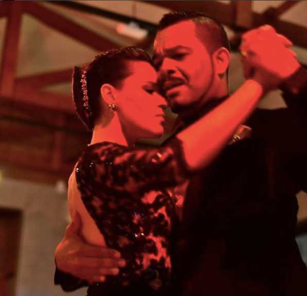 Participantes dançam tango na cafeteria Coffee Time em Goiânia | Foto: Ocre Fotografia