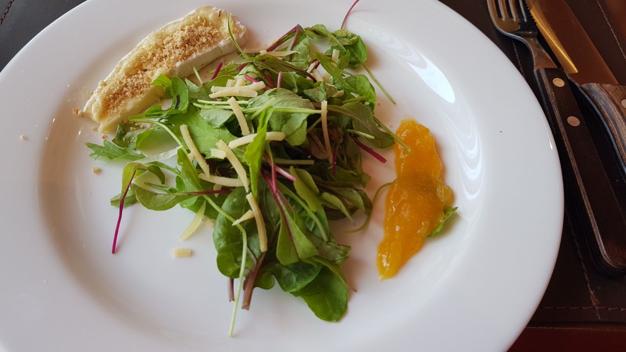 Salada é uma das entradas disponíveis na JP Steakhouse | Foto: Luísa Gomes/Mais Cinco