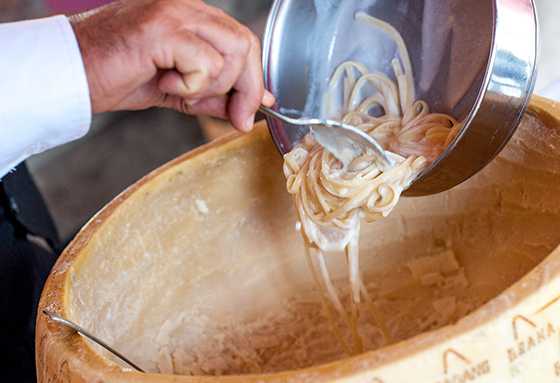 Tagliatelle: massa finalizada ao creme de grana padano feito no salão | Foto: Divulgação / L'Etoile D'Argent