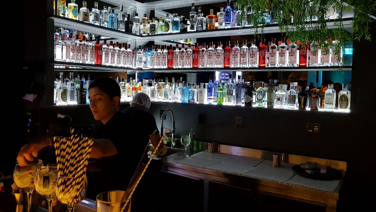Mixologista premiado prepara drinks no Zimbro Bar em Goiânia