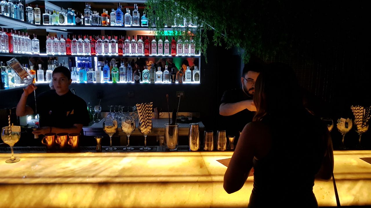 Bartender é sócio do Zimbro Bar em Goiânia
