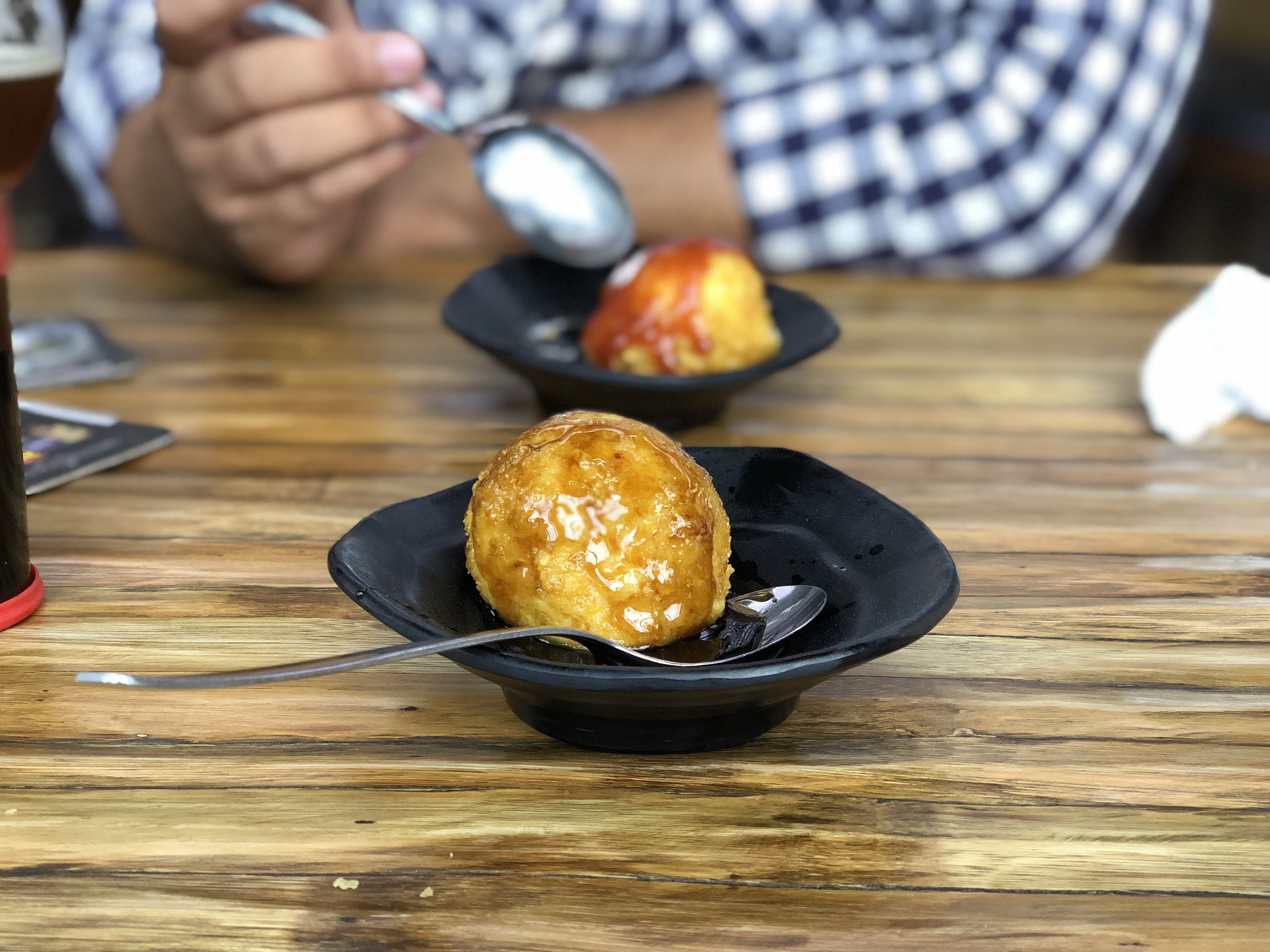Tempurá de sorvete é um dos clássicos da rede Kanpai, que serve comida japonesa em Goiânia | Foto: Luísa Gomes/Mais Cinco