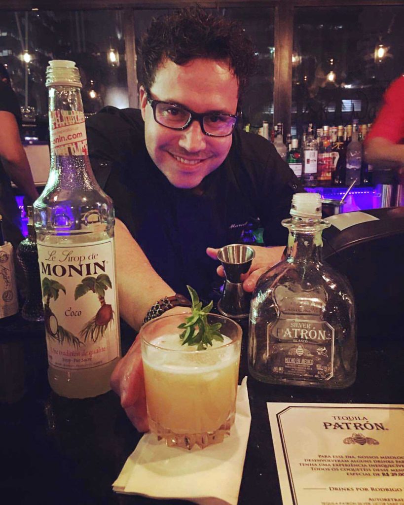Mixologista e bartender Marcelo Serrano vai preparar drinks no Zimbro Bar em Goiânia | Foto: Monin Brasil