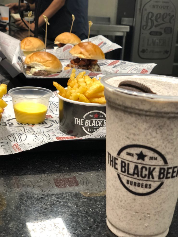 Hambúrguer, batata frita e milkshake: combo do The Black Beef | Foto: Luísa Gomes