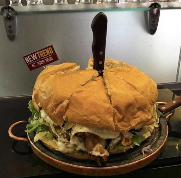 Hambúrguer gigante com quase três quilos: opção inusitada do New Trend Burger | Foto: Divulgação