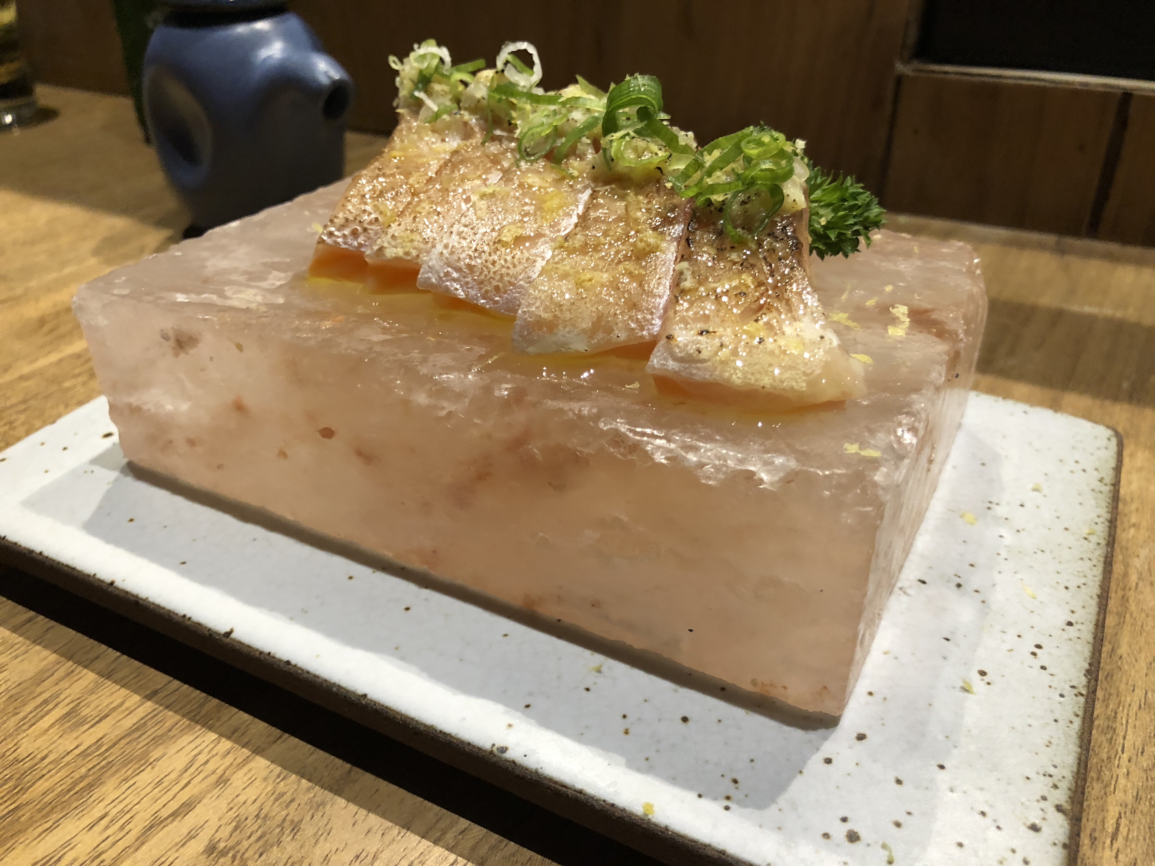 Kozu restaurante serve sushis e sashimis na pedra de sal rosa | Foto: Luísa Gomes/Mais Cinco