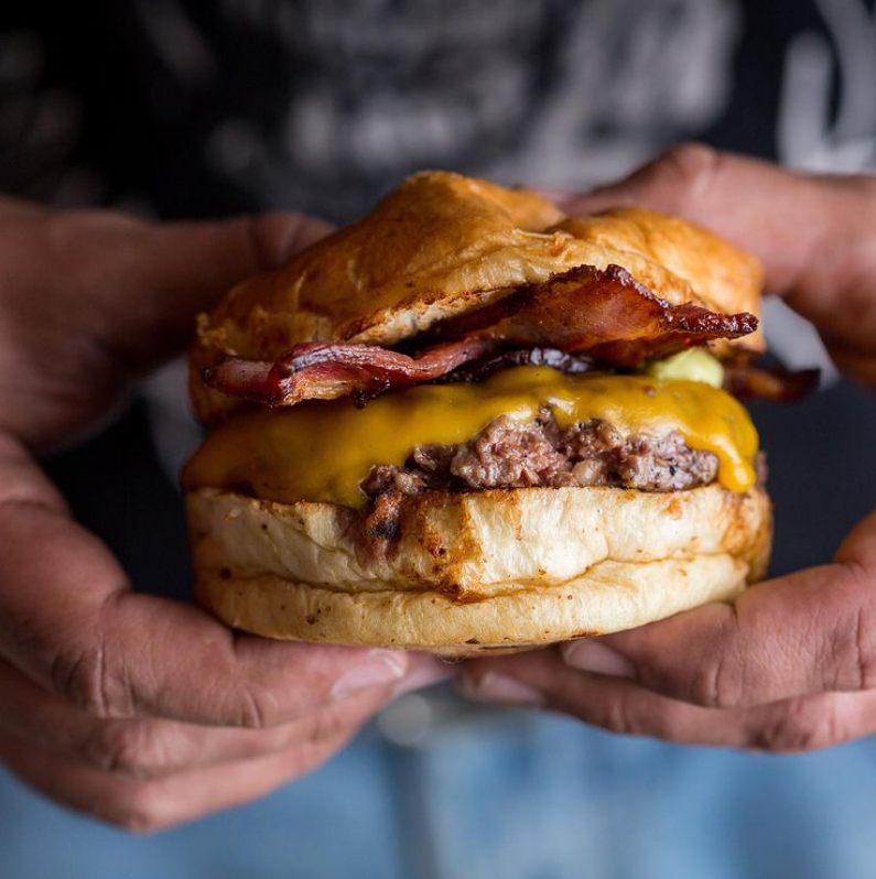 5 opções de smash burger em Goiânia