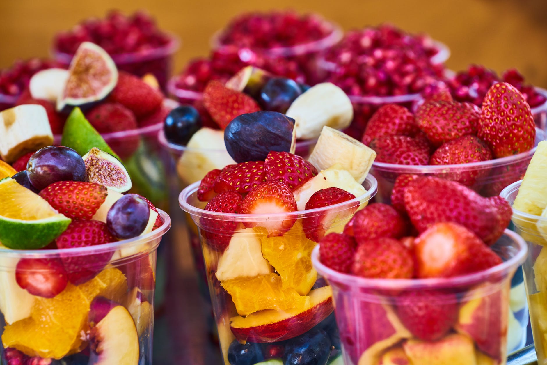 Leve e refrescante: veja onde comprar salada de frutas em Goiânia
