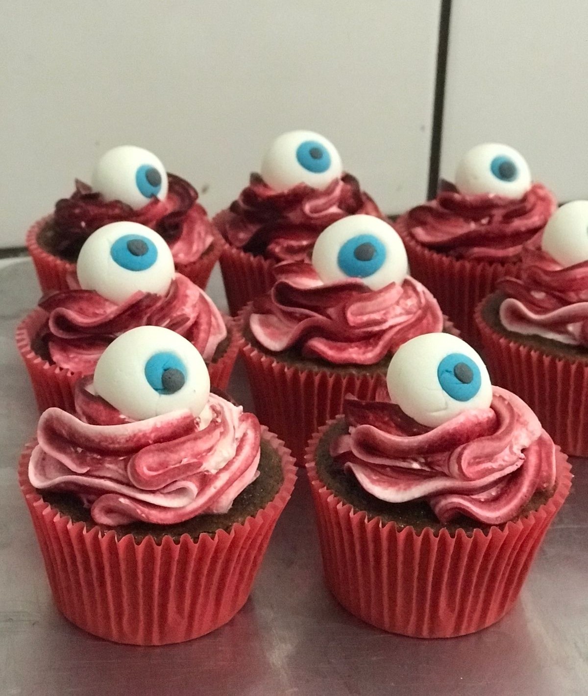 cupcake temático de Halloween com olho