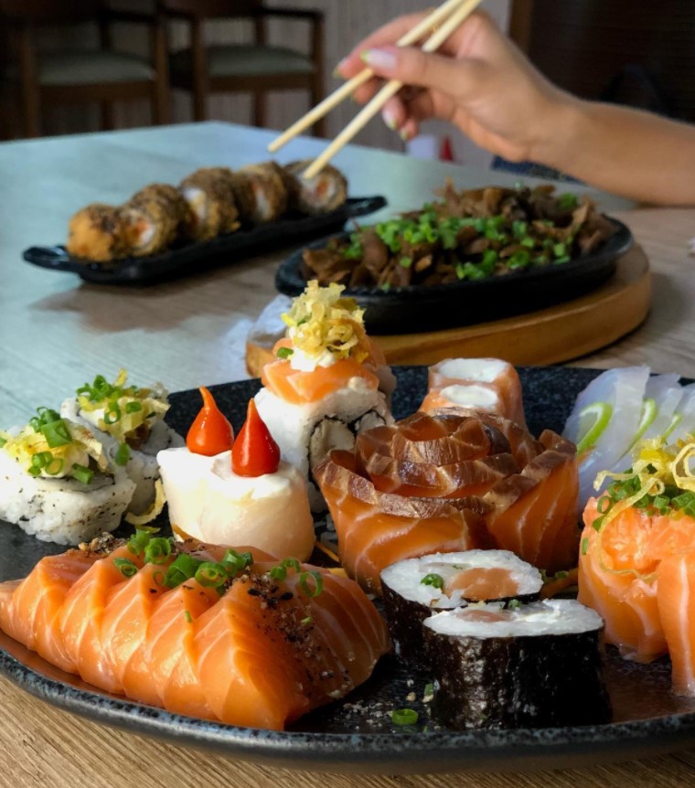 sushis, sashimis e outras iguarias da culinária japonesa