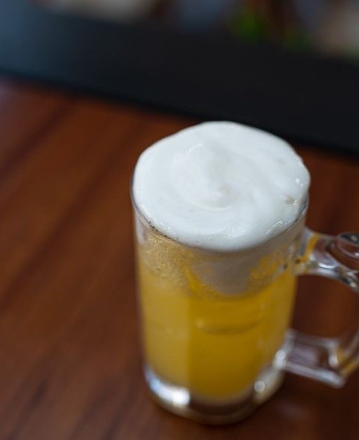 "Fake Beer" Mix de frutas cítricas gaseificado e espuma de graviola, opção do Nubah entre os drinks sem álcool em Goiânia