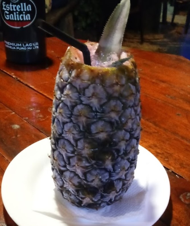 drink servido dentro do abacaxi