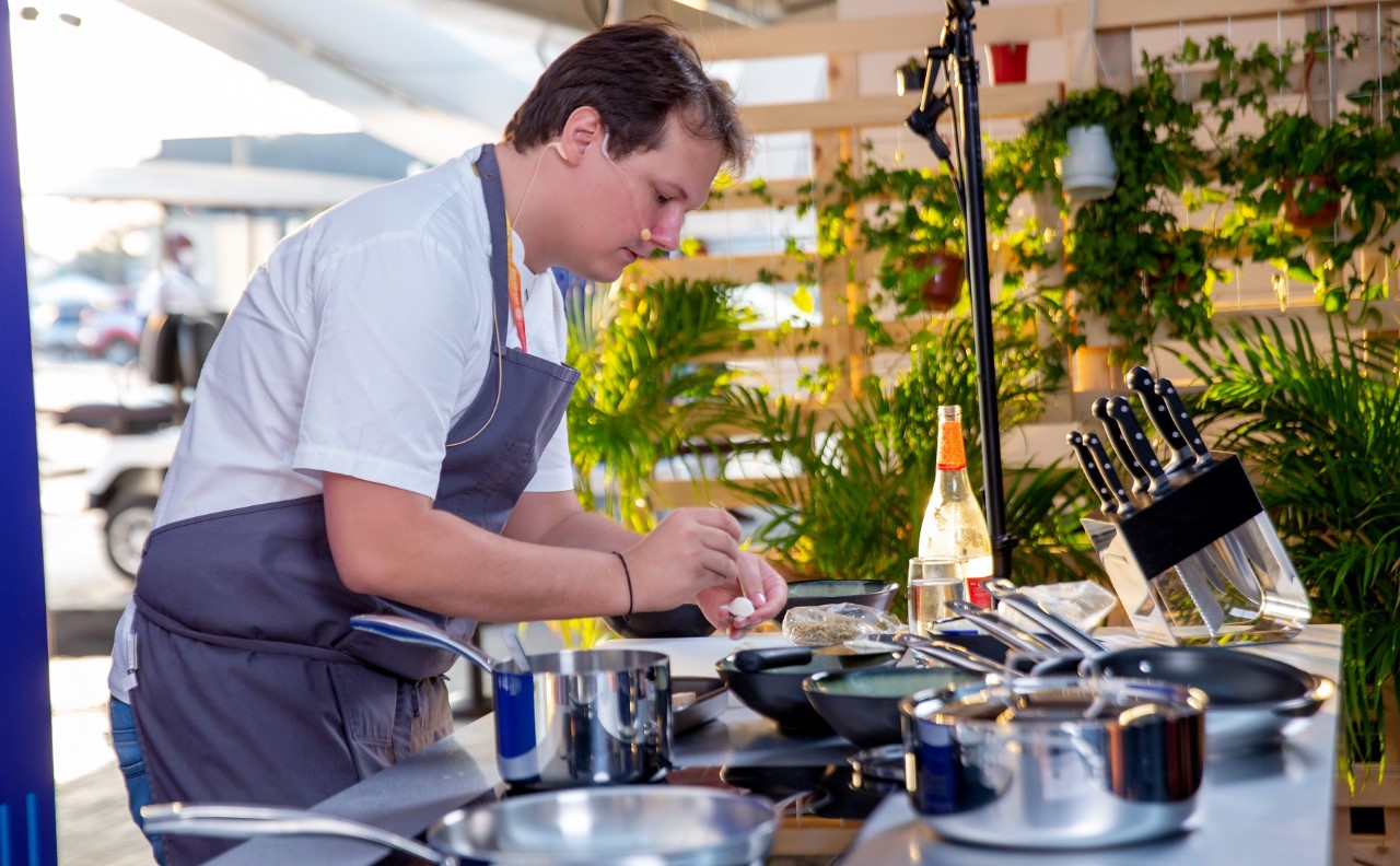 Chef goiano Ian Baiocchi representa o Cerrado brasileiro na Expo 2020, em Dubai
