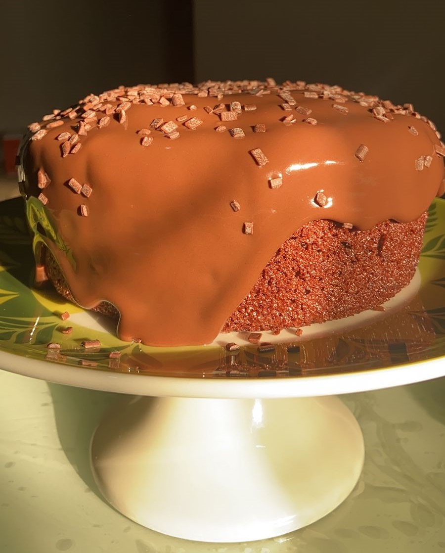 Bolo de chocolate com cobertura de brigadeiro, opção de bolo vulcão em Goiânia