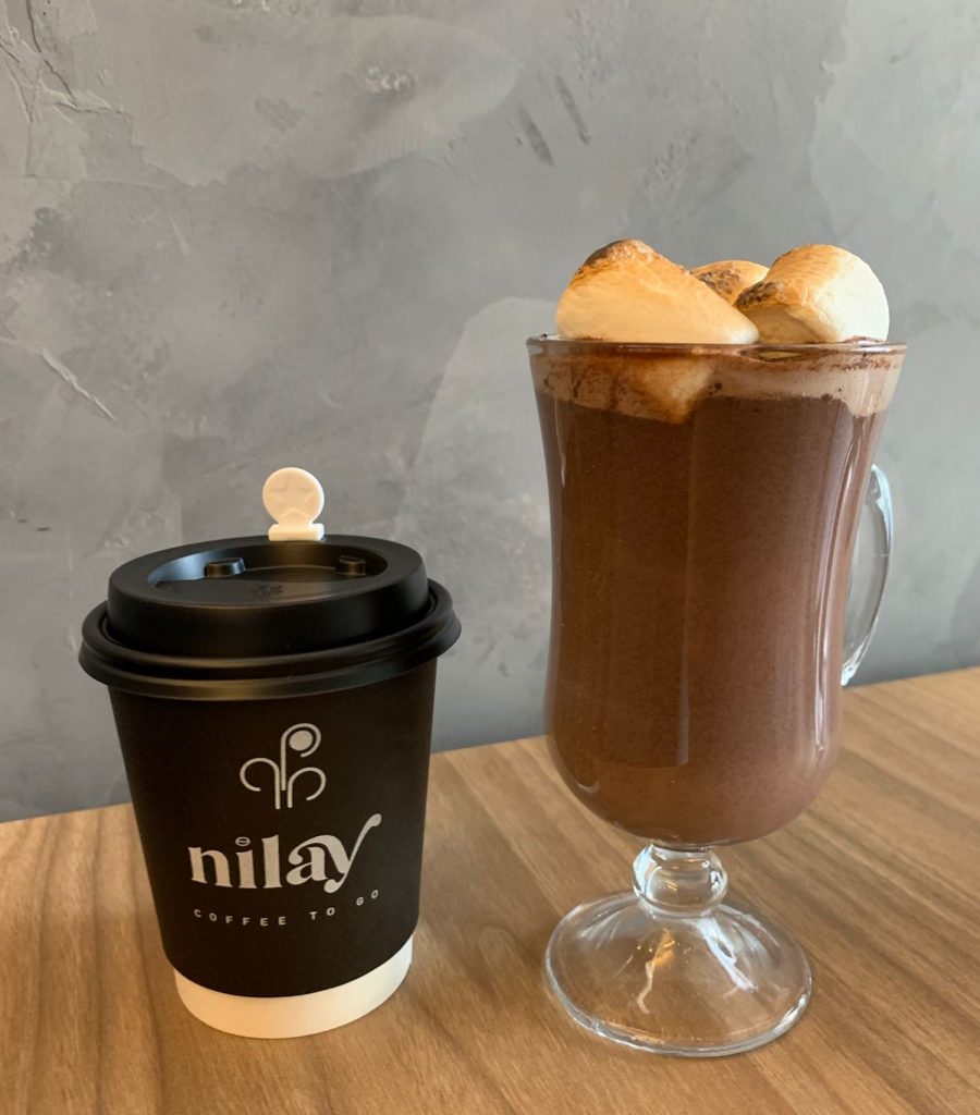 Chocolate quente com marshmallow maçaricado do Nilay Coffee, opção para tomar chocolate quente em Goiânia