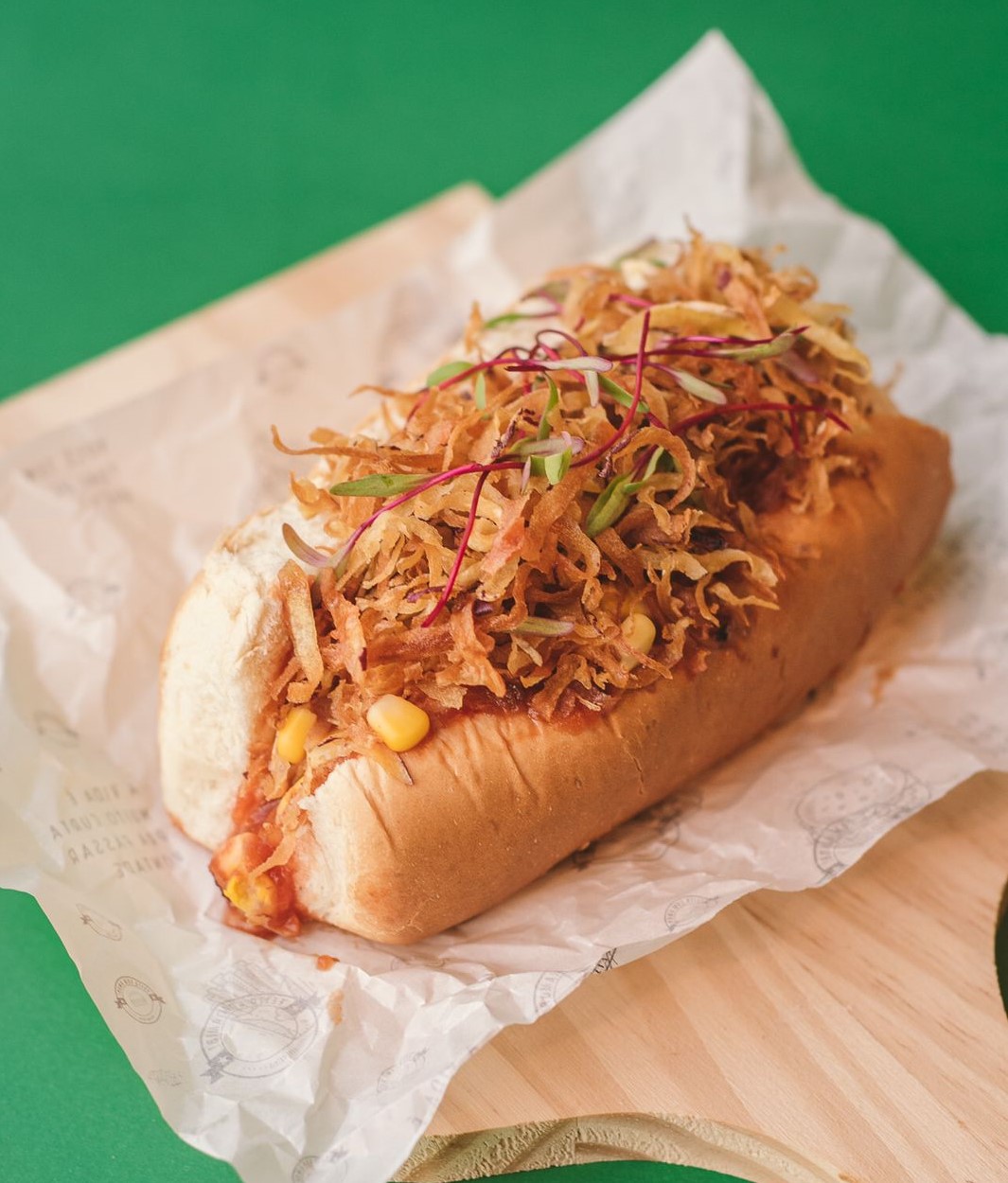 Not Dog é um sanduíche inspirado no Hot Dog, feito com salsicha de soja. Opção do Armazém Frida, que serve lanches veganos em Goiânia 