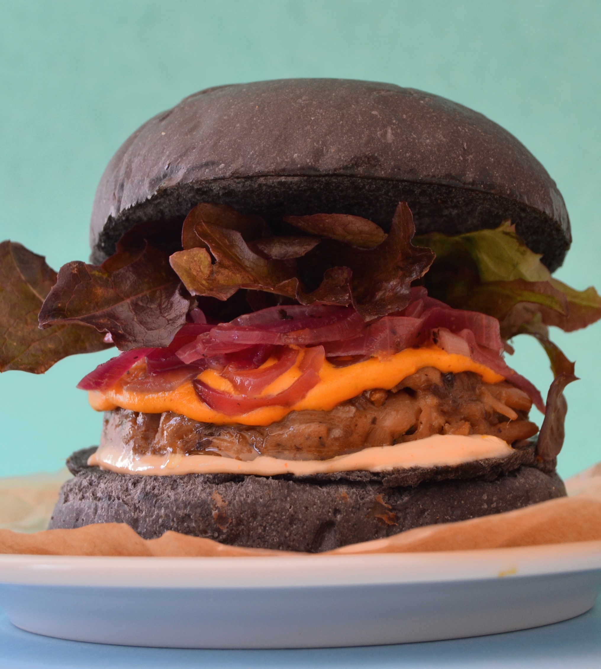 "Enxu Vegano", hambúrguer vegano servido no pão preto