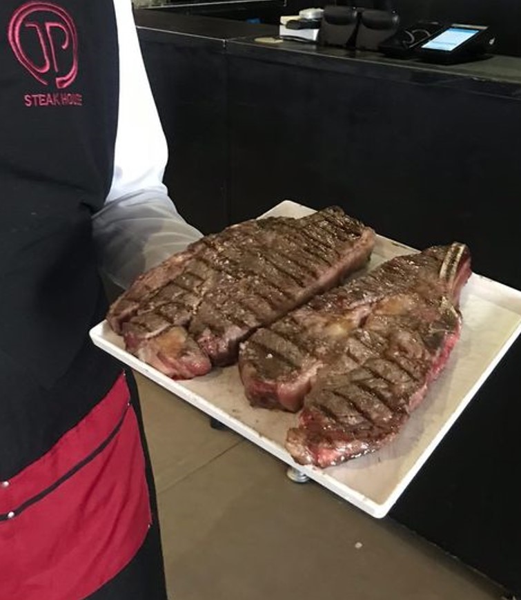Churrasco da JP Steakhouse é servido no espeto, na mesa do cliente, uma opção entre as churrascarias em Goiânia