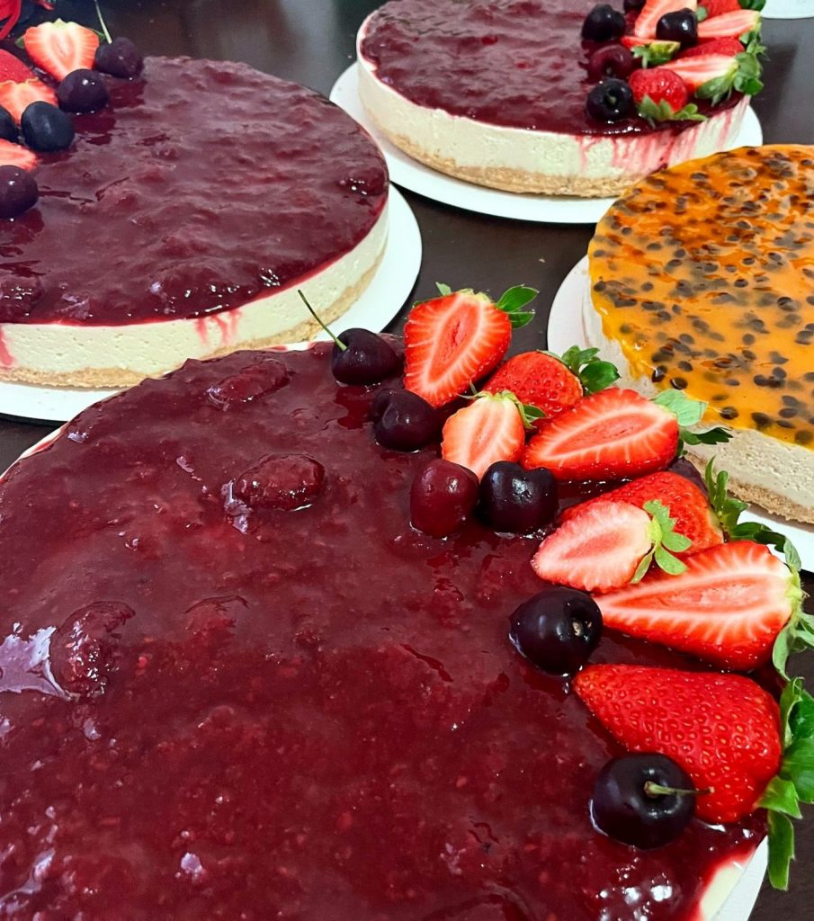 Cheesecake de frutas vermelhas e cheesecake com calda de maracujá 