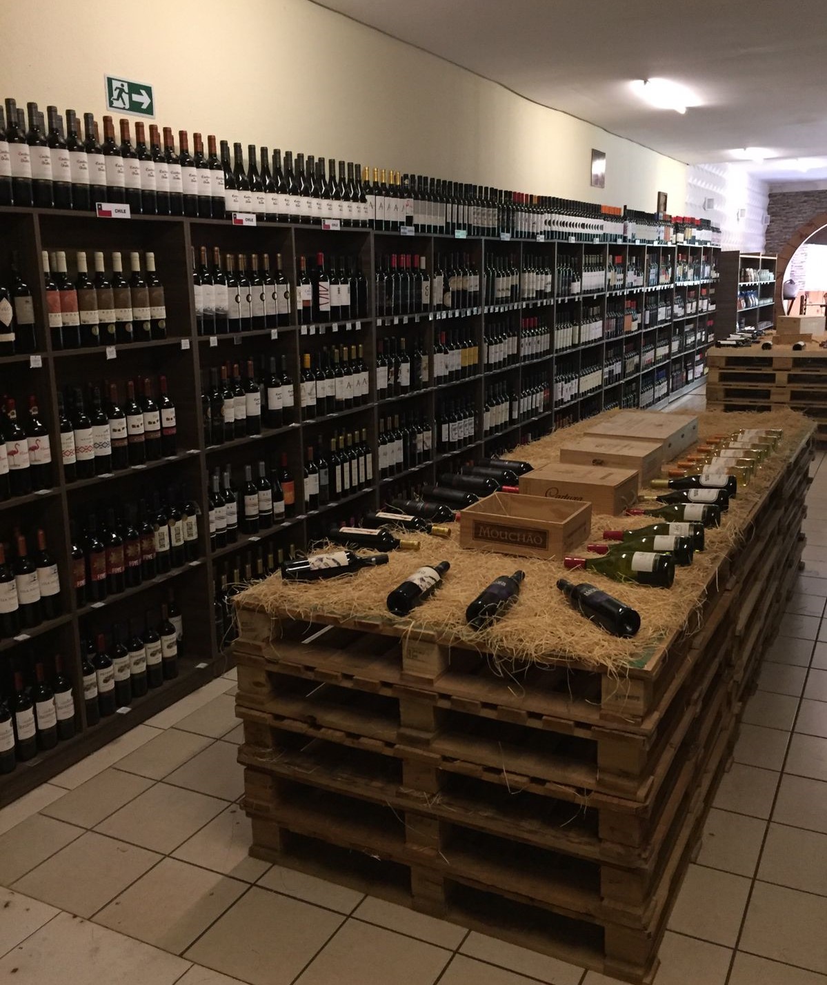 Garrafas de vinho dispostas na prateleira da D'Vino, opção de delivery de vinhos em Goiânia
