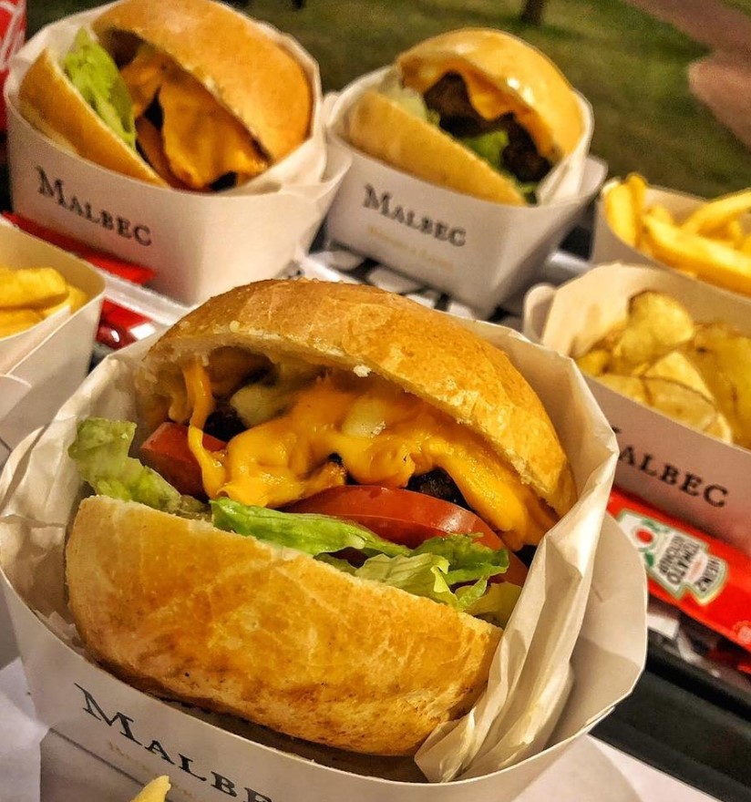 Hambúrgueres suculentos são a marca da casa, opção do Malbec Burger e Lazer