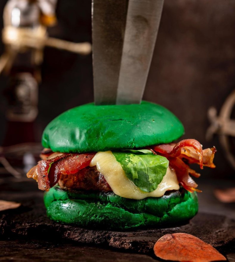 Hambúrguer Mestre dos Disfarces, servido no pão verde, opção de hambúrguer no Setor Bueno 