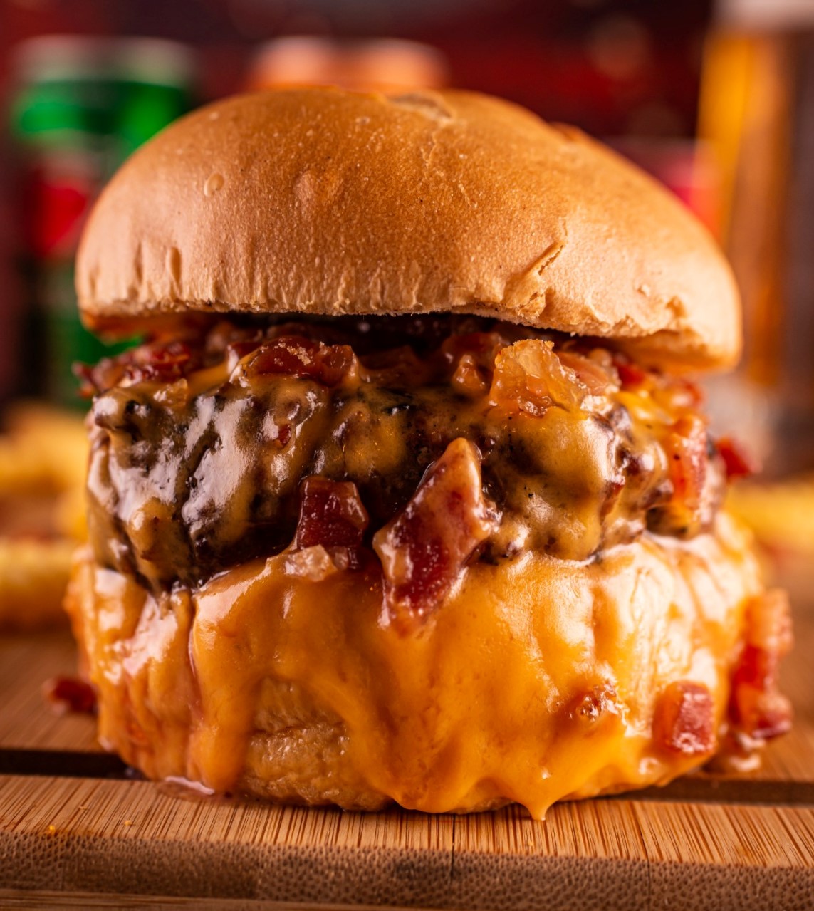 Cheeseburger, feito com pão brioche premium, Hambúrguer de 180g, cheddar cremoso e bacon crispy da Burger Me!, opção de hambúrguer no Setor Universitário