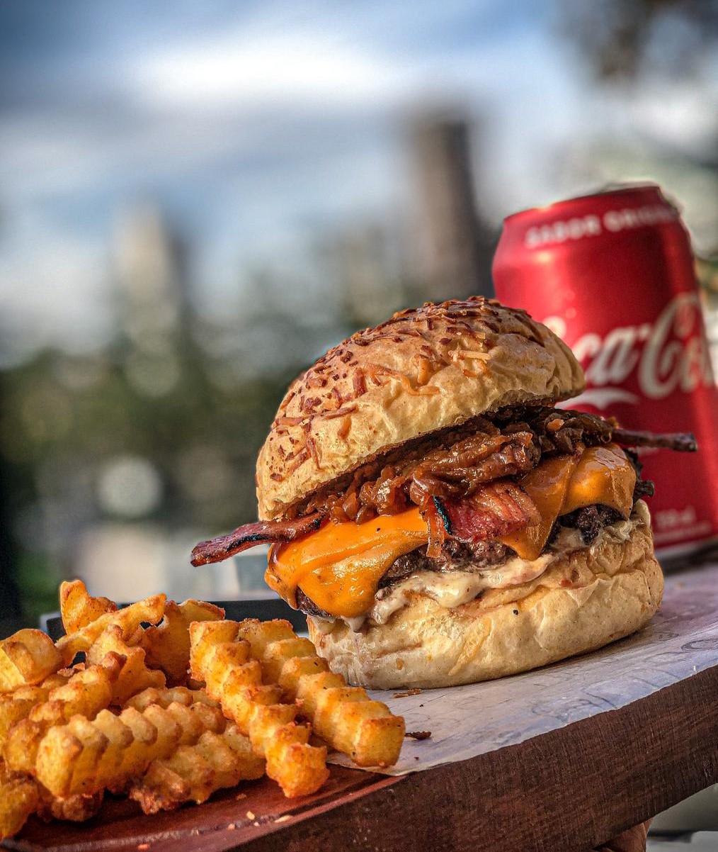 Combo CheeseBacon do Elipa Burger, opção de hambúrguer no Setor Leste Universitário
