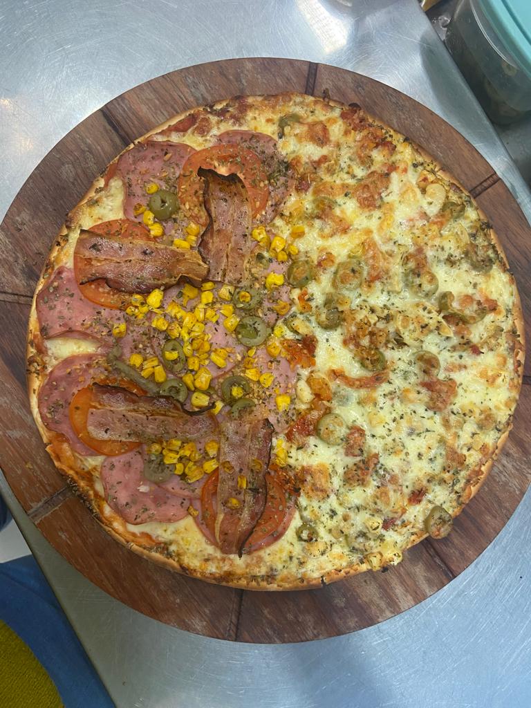 Pizza meia calabresa e napolitana, da Nonna's Pizzaria, opção entre pizzarias no Setor Oeste 