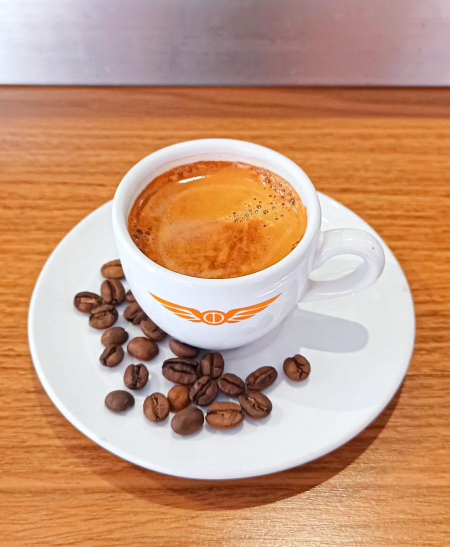 xicará de café com grãos torrados ao lado, da Scada Café, opção para um bom café no Setor Marista