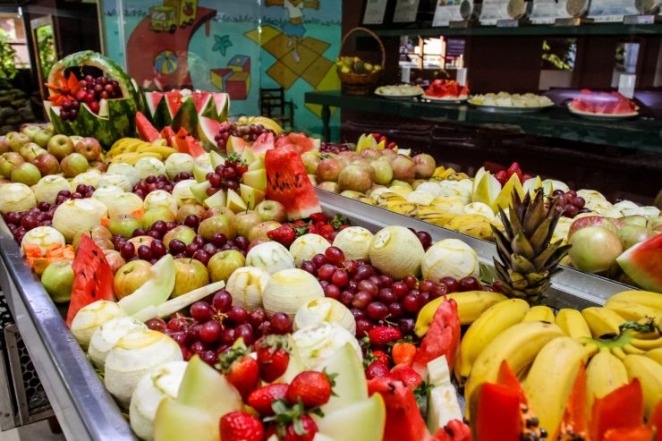 Mesa ocupada totalmente com frutas diversas | Foto: Divulgação