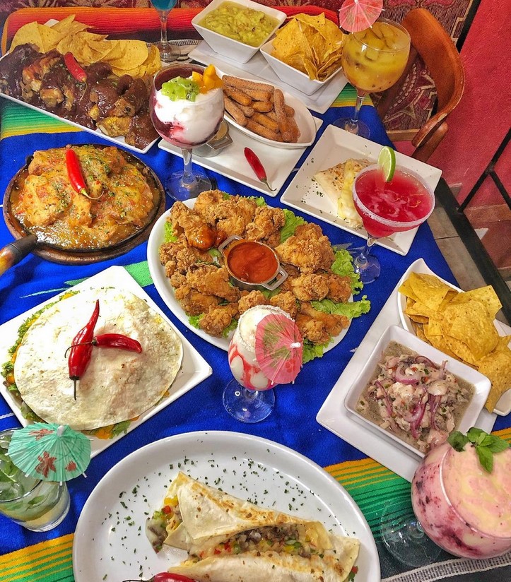 Mesa posta com pratos da culinária mexicana, servidos em rodízio brás-mex do La EEskina, alteernativa entre rodízios diferentes em Goiânia