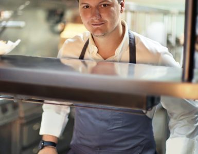 na foto, o chef Ian Baiocchi em uma cozinha profissional