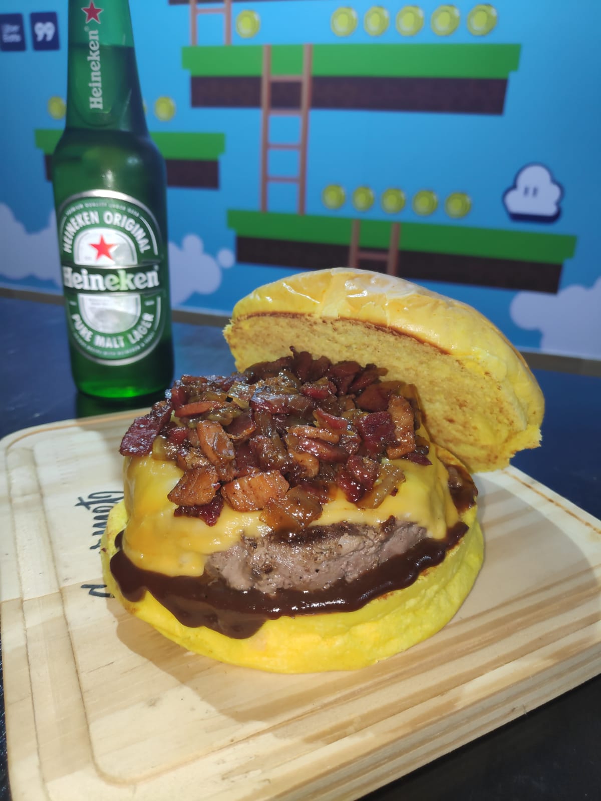 X Buster com hambúrguer de costela, cheddar e bacon, opção da Checkpoint Burger, que serve hambúrguer no Setor Marista 
