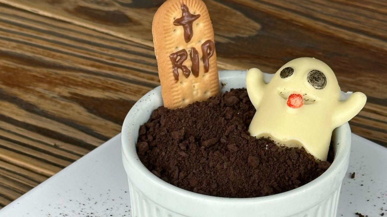 Brownie com mousse de chocolate temático de Dia das Bruxas